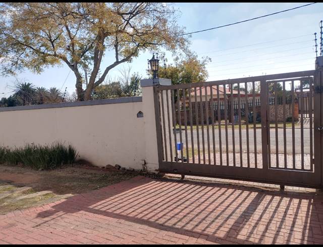 3 BEDROOM HOUSE FOR SALE IN THE HILL